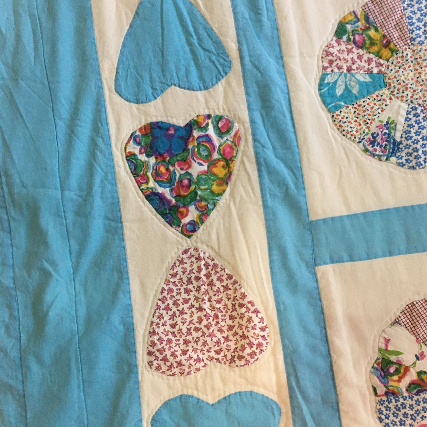 Vintage Hand-Sewn Hearts & Dresden Plate Quilt 59"x80" Blue White Floral Collector Piece
